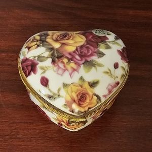Heart-shaped trinket box
